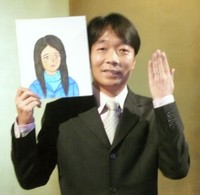 結婚指輪と妻のイラストを手に入籍会見を行った見栄晴＝2007年