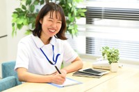 介護サービスについて相談する様子※画像はイメージです（koumaru/stock.adobe.com）