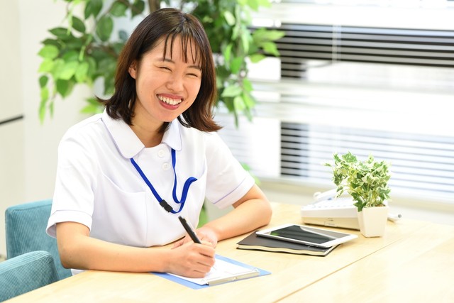 介護サービスについて相談する様子※画像はイメージです（koumaru/stock.adobe.com）
