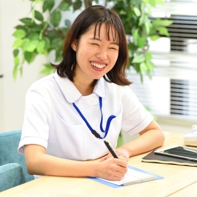 介護サービスについて相談する様子※画像はイメージです（koumaru/stock.adobe.com）