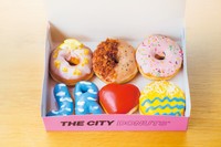 「THE CITY DONUTS AND COFFEE」のTHE CITY KOBE TRAVEL BOX。長時間発酵させた生地は軽くて味わい深く、ついもう1個……と手が伸びること必至！