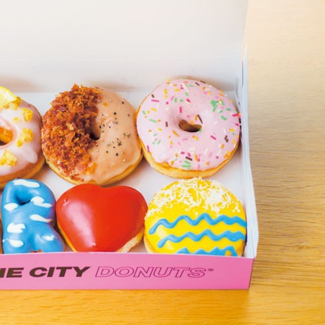 「THE CITY DONUTS AND COFFEE」のTHE CITY KOBE TRAVEL BOX。長時間発酵させた生地は軽くて味わい深く、ついもう1個……と手が伸びること必至！