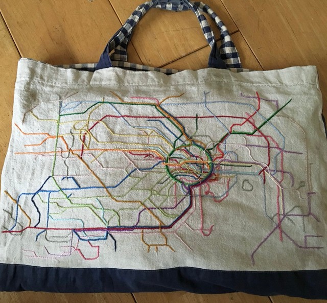 鉄道オタクの息子さんのために作った首都圏の電車路線図を刺繍したバッグがXで話題に（「川越不登校親の会」さん提供）