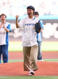 ファーストピッチセレモニーで投球し、ガッツポーズをするバッテリィズ・エース＝エスコンフィールド北海道