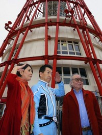 ポートタワーの前で記念撮影に応じる女優のひし美（左）と満田緕監督（右）＝2012年