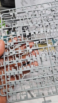 もうパーツを切り出した後のような、極小部品のランナー