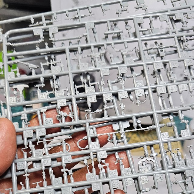 もうパーツを切り出した後のような、極小部品のランナー