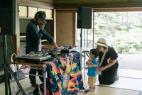 DJが音で会場を盛り上げる(2025年の様子)