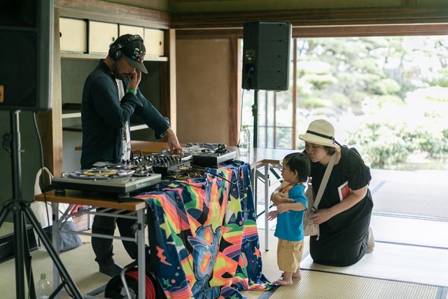 DJが音で会場を盛り上げる(2025年の様子)