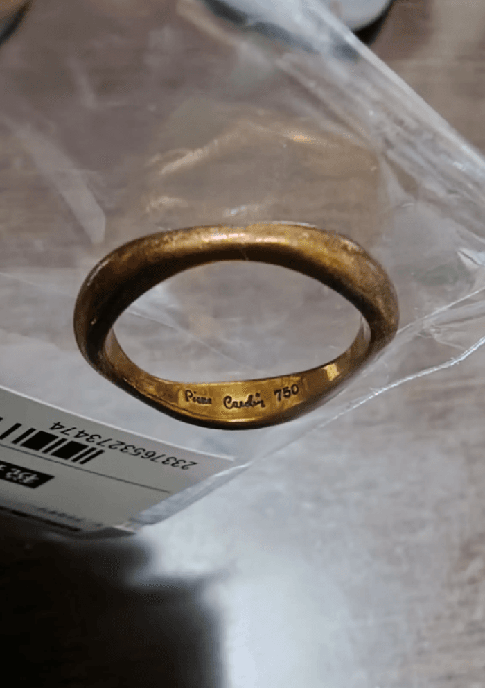 裏側にブランド名と18金である刻印を発見（画像提供：瑞凪スイレンさん）