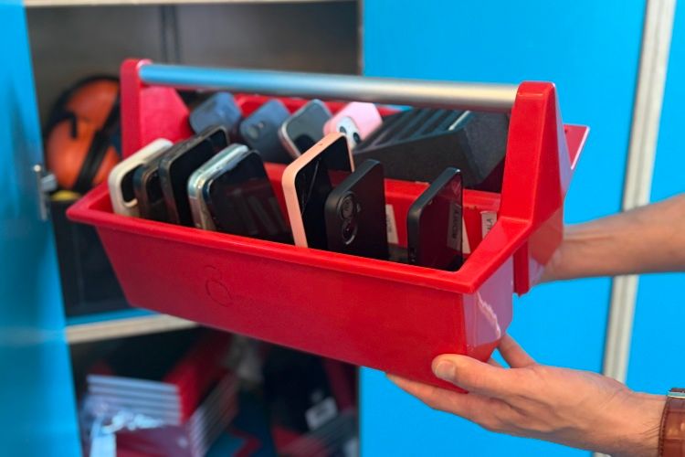 デンマークのロラン市の小中学校では、登校時にスマートフォンを預かり、ロッカーにしまう