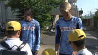 J2復帰を目指すカマタマーレ讃岐　選手が小学校であいさつ運動