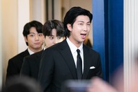 米ホワイトハウスの記者会見室に入るBTSのメンバー
