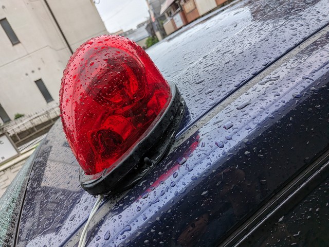 警察官の方々と自分を襲撃した犯人の現場検証中、マンションの敷地内に犯人が現れたという（高沢さん提供）