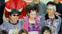 会見に登場したブラックビスケッツの（左から）天山ひろゆき、ビビアン、南々見狂也＝1998年12月撮影