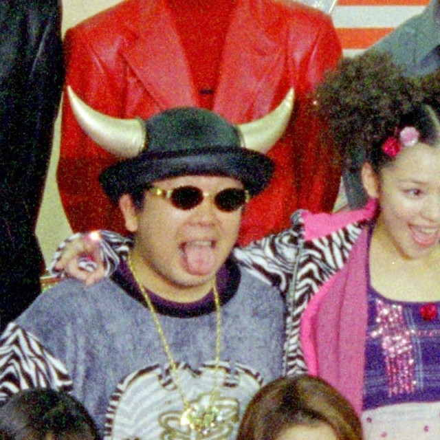 会見に登場したブラックビスケッツの（左から）天山ひろゆき、ビビアン、南々見狂也＝1998年12月撮影