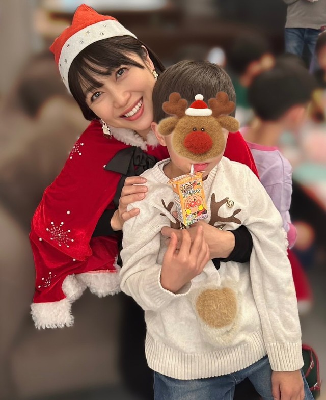 新妻聖子さんのInstagramより、昨年のクリスマスパーティーで長男と撮影