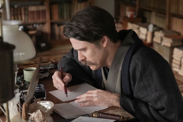 帝大を解雇されたヘブン（トミー・バストウ）は次の働き口を求めて方々をあたるが、どこからも採用をもらえなかった　(C)NHK