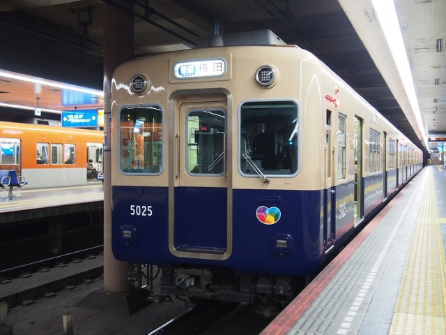 旧放送時でも活躍した阪神5001形。高速神戸駅で発車を待つ。