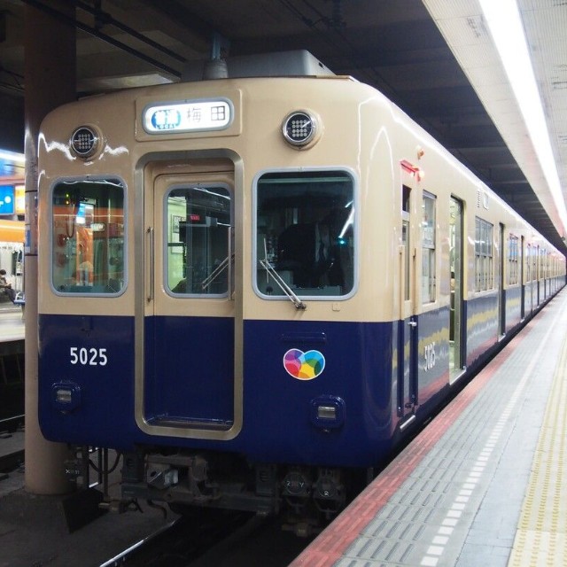 旧放送時でも活躍した阪神5001形。高速神戸駅で発車を待つ。