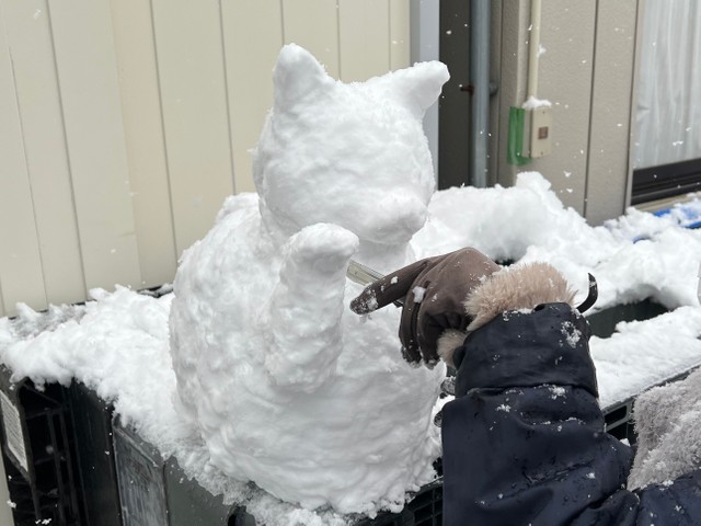 社長の佐々木晃さんが撮影した雪だるまの制作風景（佐々木酒造提供）