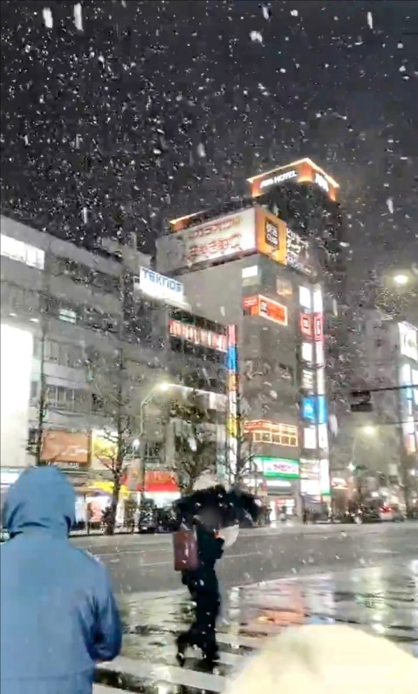 1月2日、東京では夜20時に1センチの積雪が。訪日中だった台湾人の海翼さんが撮影（画像提供：海翼（カイ ヨク）さん）