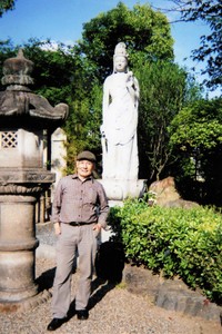京都・壬生寺自宅に建立した観音像を寄進した栗塚旭さん＝2020年