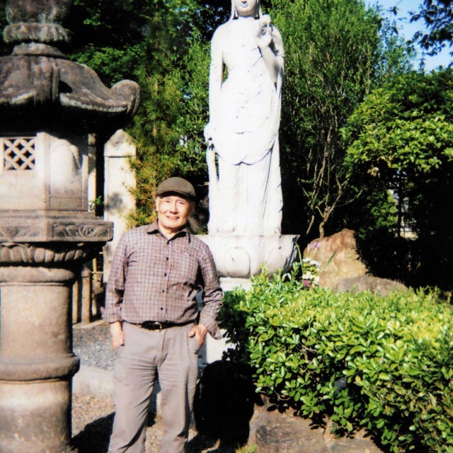 京都・壬生寺自宅に建立した観音像を寄進した栗塚旭さん＝2020年