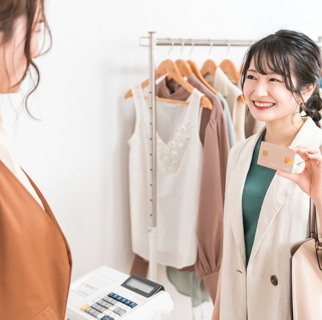 高額なハイブランド服もパパのカードで購入　※画像はイメージです（FineGraphics/photoAC）