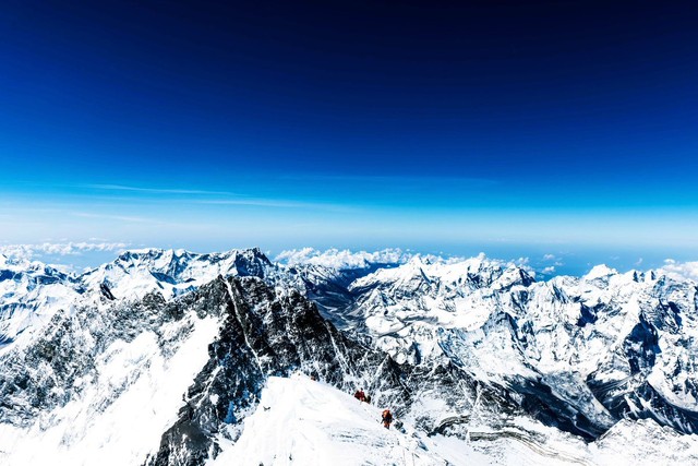 山頂から。濃紺の空が広がり、成層圏まで1000m＝上田優紀 / 写真家さん（@nature_yukiueda）提供