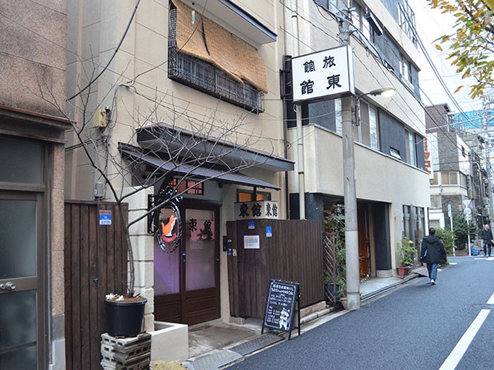 カフェの外観。旅館のたたずまいが残る