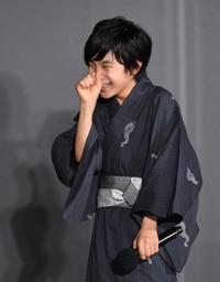 三池崇史監督のかっぱ話に大笑いする寺田心＝東京・神田明神（撮影・西岡正）