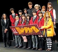 （下段左から）英勉監督、矢本悠真、森川葵、浜辺美波、高杉真宙、松田るか、三戸なつめ、（上段左から）小野寺晃良、伊藤万理華、福原遥、宮沢氷魚、池田エライザ、中村ゆりか、柳美稀＝2019年