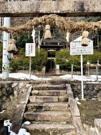 生山神社の鳥居と拝殿の間に踏切のない線路がある（画像提供：ネギドさん）