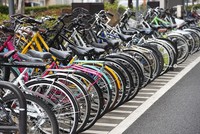 たくさんの自転車が並ぶ広い駐輪場※画像はイメージです（tamu/stock.adobe.com）