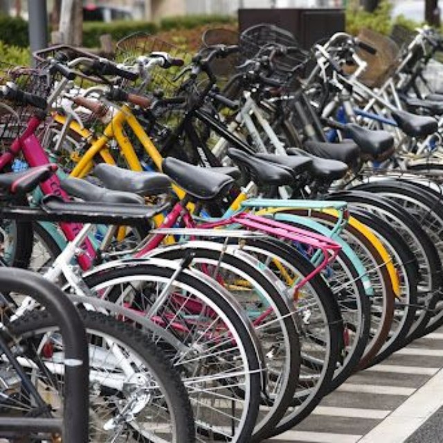 たくさんの自転車が並ぶ広い駐輪場※画像はイメージです（tamu/stock.adobe.com）