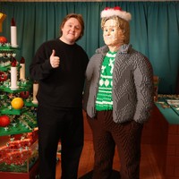 ルイス・キャパルディ、等身大レゴをプレゼントされる