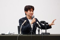 新代表に就任し、会見する奥村光貴氏