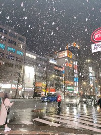 1月2日の夜、東京で初雪が。台湾人の海翼さんは初めて雪を見ました（画像提供：（カイ ヨク）さん）