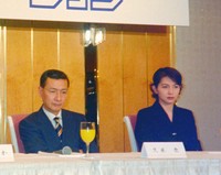 「ニュースステーション」キャスター発表会見に臨む（左から）久米宏さん、渡辺真理＝１９９８年