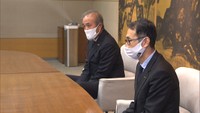 上野山信行新監督（奥）と池内秀樹社長