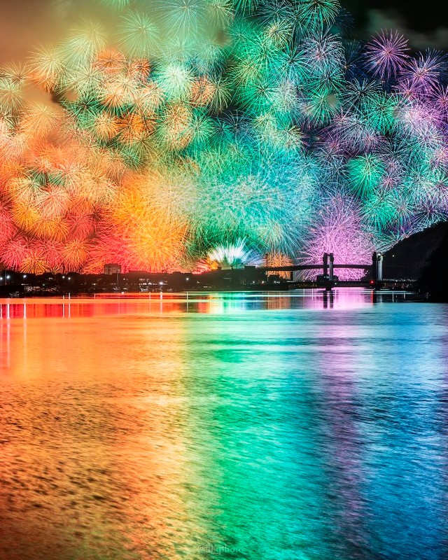 たった7秒間」の奇跡…花火の決定的瞬間をとらえた写真の美しさに