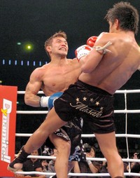 魔裟斗を激しく攻め立てる山本“ＫＩＤ”徳郁さん