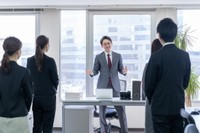 約7割が現在も「朝礼」を実施　※画像はイメージです（polkadot/stock.adobe.com）