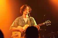 ライブ中の三輪卓也（Vo.Gt.）