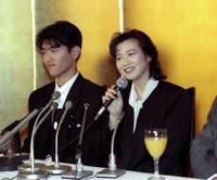 薬丸裕英、石川秀美　婚約会見＝1990年6月4日