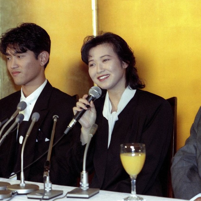 薬丸裕英、石川秀美　婚約会見＝1990年6月4日