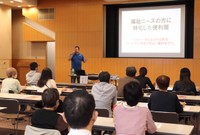 福祉の便利屋をテーマに講演する二重さん（京都市伏見区・深草総合庁舎）
