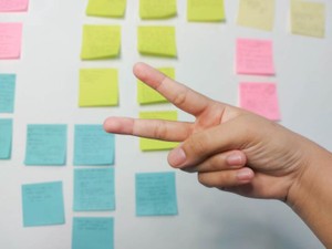 勝ち取った図書委員に喜ぶ私とシュンとする相手。教室は静まり返った