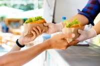 キッチンカーで食べ物を売る男性※画像はイメージです（Maksym Azovtsev/stock.adobe.com）